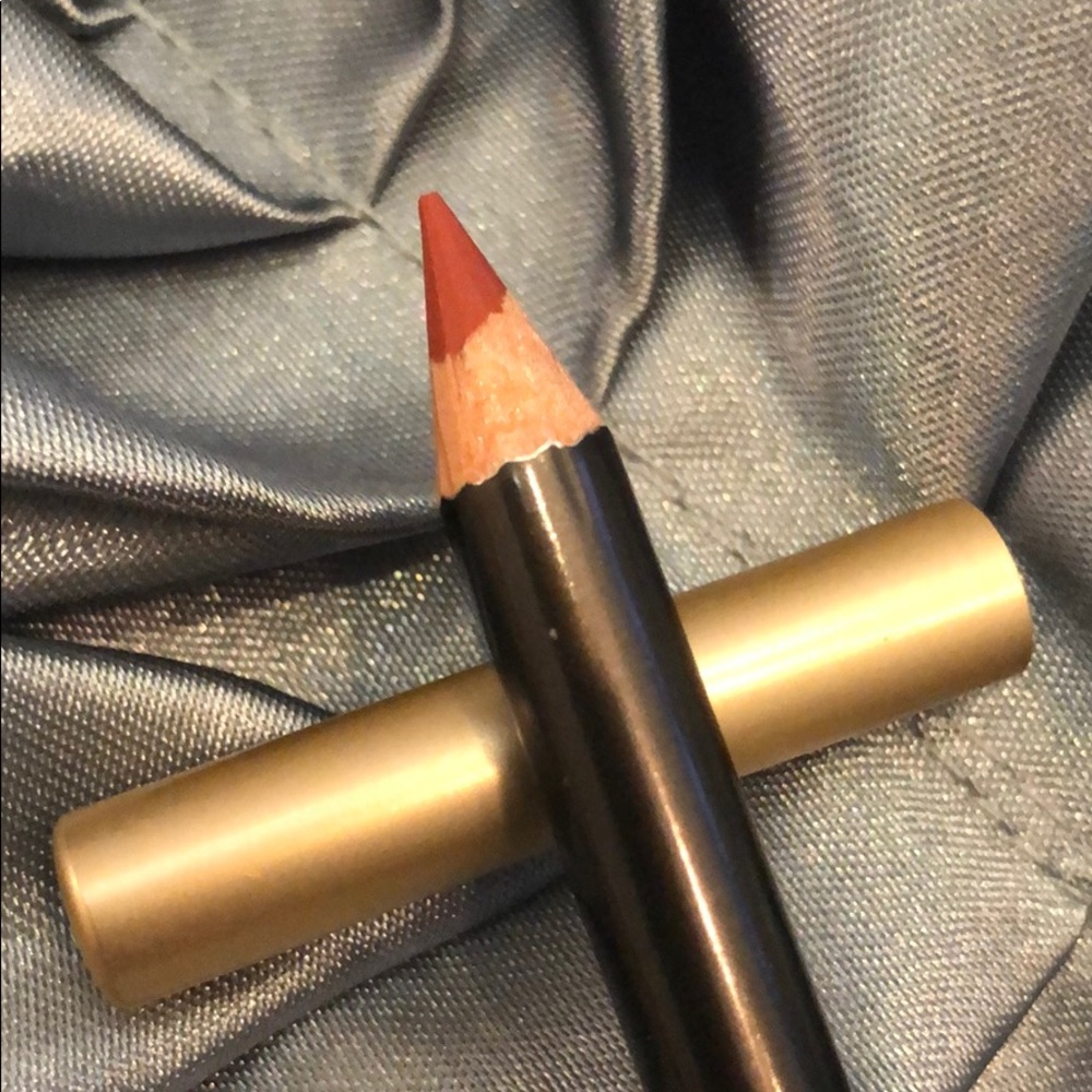 Lip liner